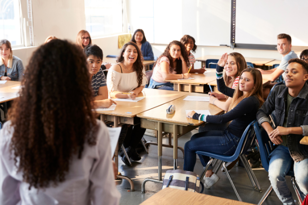 Sérgio Bento De Araújo analisa como o Novo Ensino Médio está moldando competências e preparando estudantes para os desafios do século XXI.