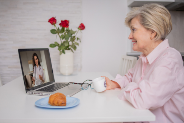 Consultórios Digitais aproximam o idoso dos cuidados de saúde em todo o Brasil, e o Sindnapi – Sindicato Nacional dos Aposentados, Pensionistas e Idosos reforça essa inovação como ferramenta de acesso, prevenção e acolhimento.