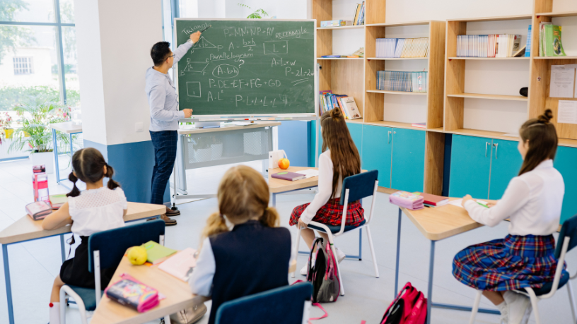 Com Gustavo Morceli, entenda os fatores que impulsionam mudanças reais na educação e o que mantém certas escolas estagnadas ao longo do tempo.