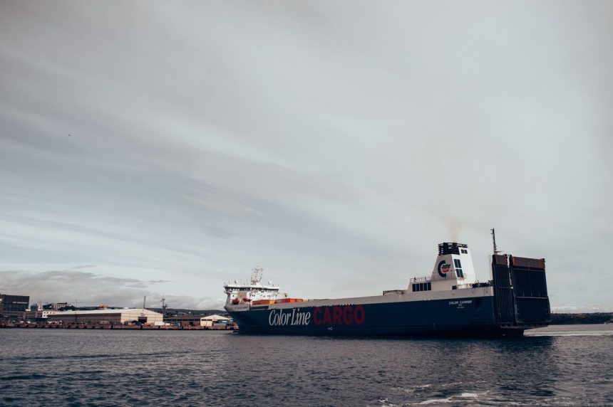 Navio cargueiro atracado no porto de Oslo, na Noruega, sob céu nublado.