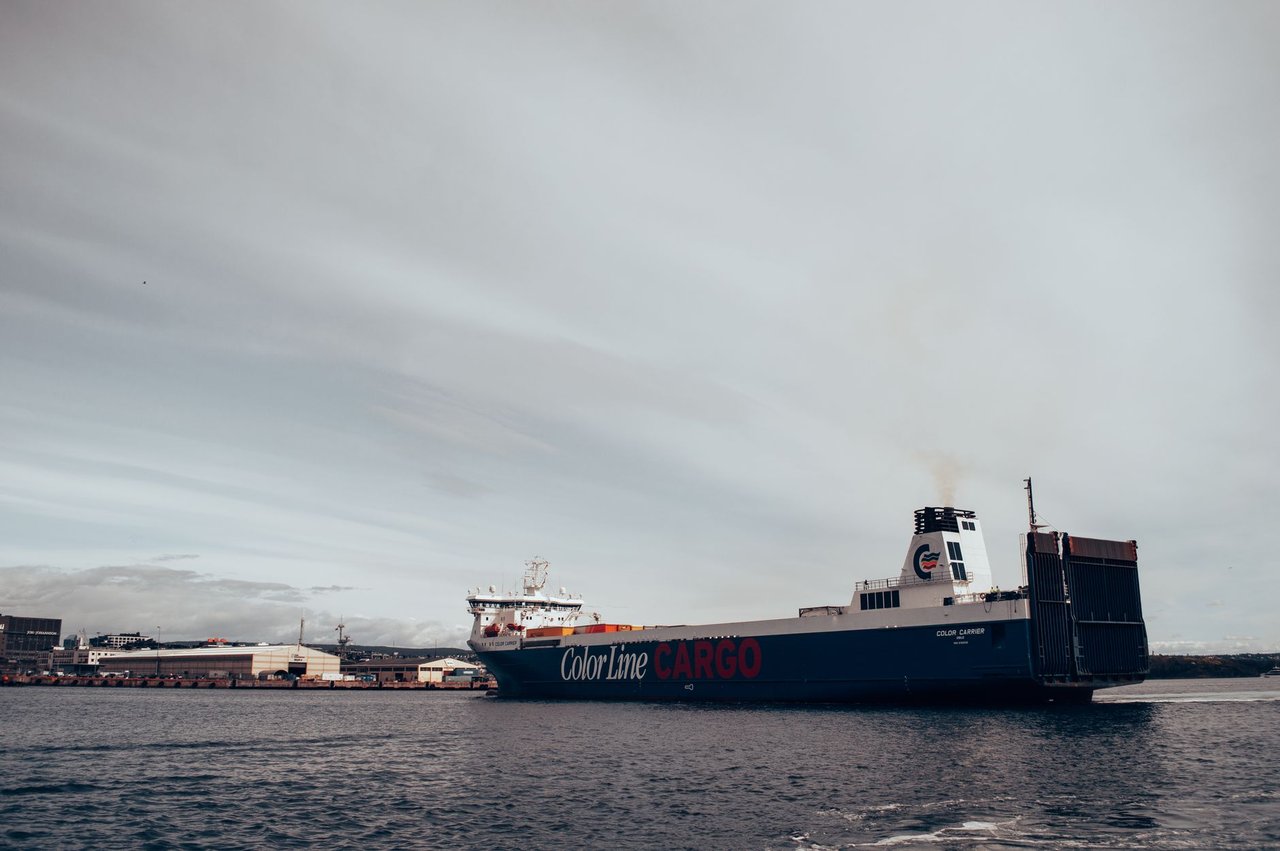 Navio cargueiro atracado no porto de Oslo, na Noruega, sob céu nublado.